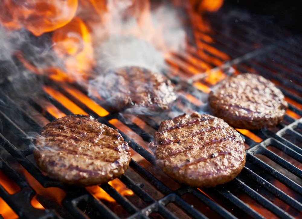Nejlepší hamburgery na grilování. Hlavní roli zde hraje nejkvalitnější maso a přílohy.
